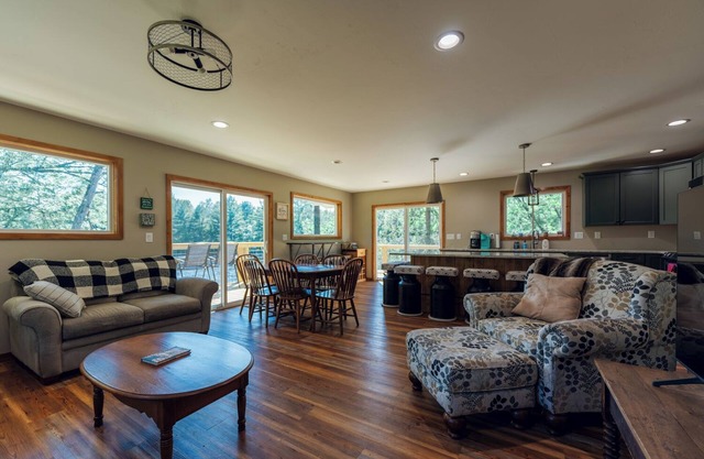 Unhurried Rapids Hideaway; charming 3-bedroom house with WiFi & AC in Stephenson