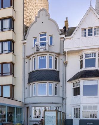 Unieke villa Catherine met frontaal zeezicht, parking sauna en strandcabine