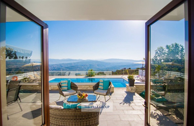 Vistas ininterrumpidas del campo en esta villa reformada de 3 dormitorios