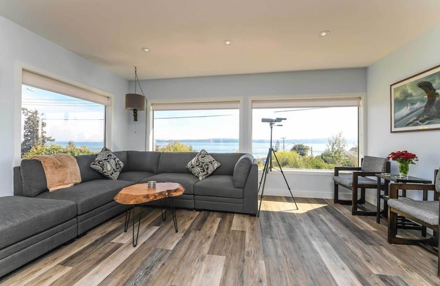 ¡NUEVO! Union Bay House w / Patios - Walk to Ocean!