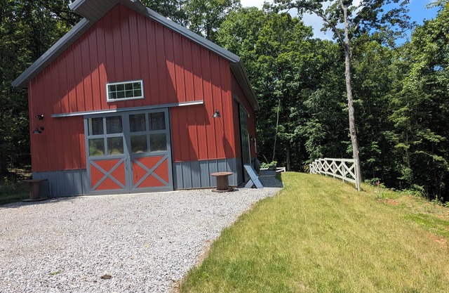 Unique One Bedroom Barndominium Retreat