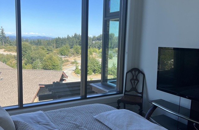 Unique 13ft ceiling condo/ golf club/fitness facilities/ outdoor pool/ hiking 👍