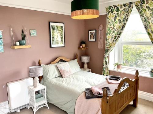 Unique 2-bedroom Coastal Town Retreat