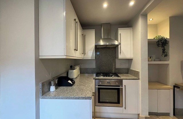 Unique 2BR 1BA Flat in Croydon