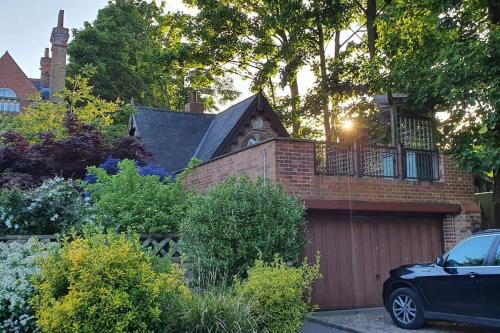 Unique 3 b'room house + free parking/city centre