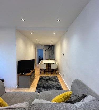 Unique 3 Bed Flat and Cinema Room