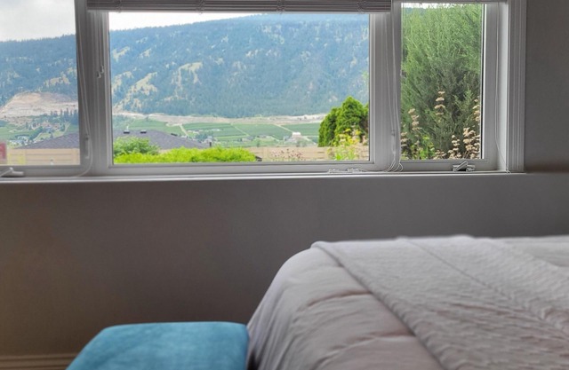 Unique 3-bedroom suite in fantastic wine country near golf, pool, hot tub, view!