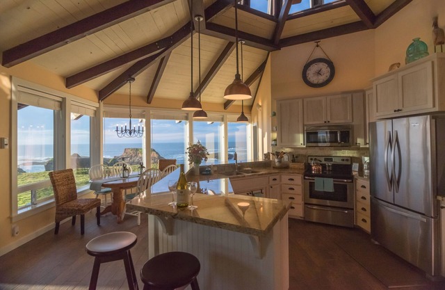 Cliff House at Otter Point: vista al mar espectacular, remodelada recientemente, bañera de hidromasaje