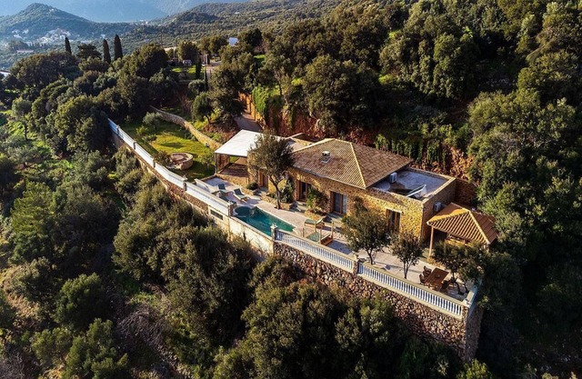 Unique 4 bedroom villa with total privacy