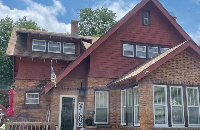 Unique 4-bedroom house with private patio - walking distance to downtown Yankton