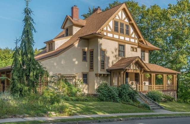 Unique 7-bd Oasis |10 min walk to NYC Express Train