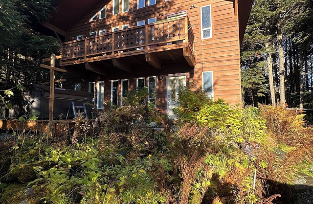Unique and cozy 4 bedroom home in Girdwood with hot tub!
