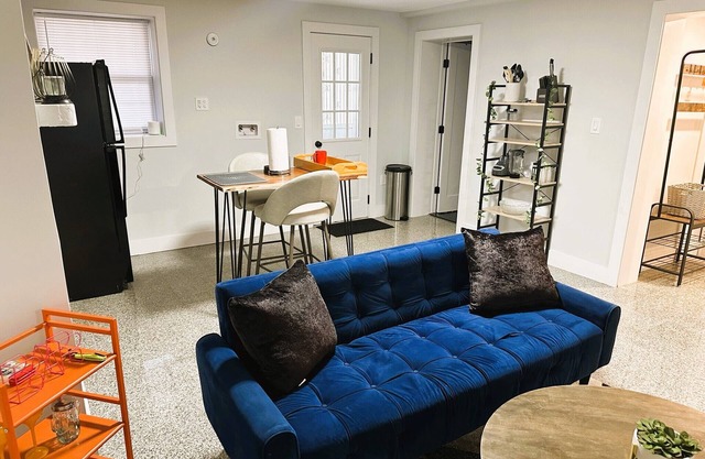 Unique and stylish recently renovated studio apartment 20 mins away from NYC
