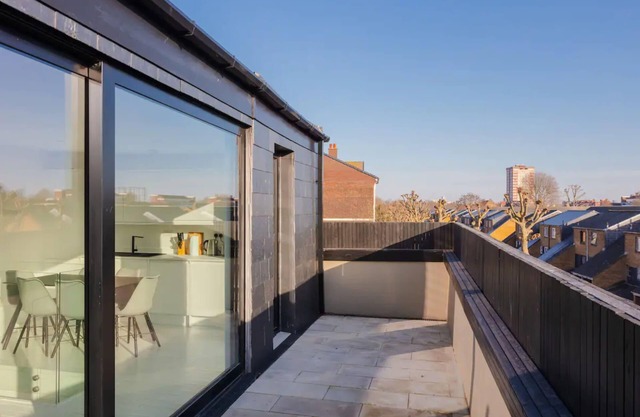 Unique and Sun Filled 2 Bedroom Flat with Balcony -Hackney