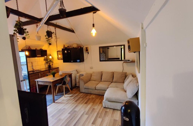 Unique antique 2BR@Hackney canal