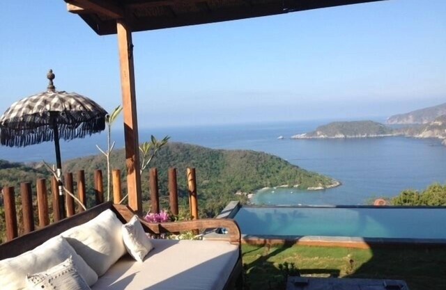 CASA BALINESSE ÚNICA, VISTAS INCREÍBLES SOBRE EL OCÉANO Y ZIHUATANEJO BAY