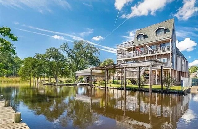 Unique Bayou Waterfront Whimsical home in family neighbor