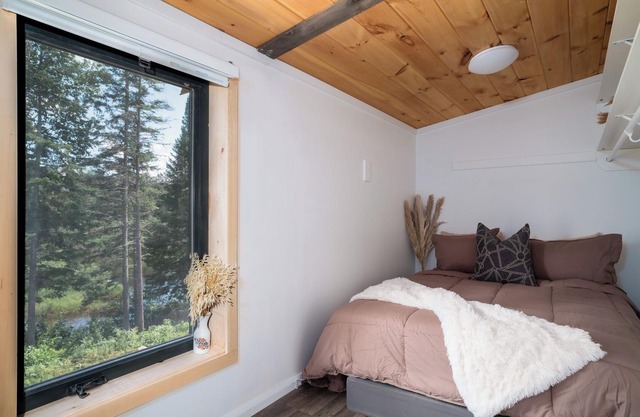 Unique Chalet en Bord de L'eau de 5 Chambres, Spa, Salle de Jeux, et +