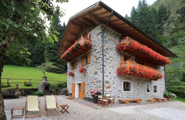 Unique chalet in the green Trentino, with sauna and private forest, ideal for relaxation.
