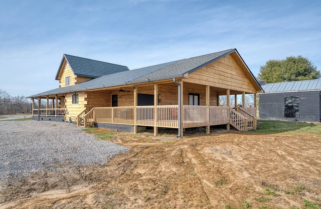 Unique & Cozy Getaway Cabin only 15min from Town