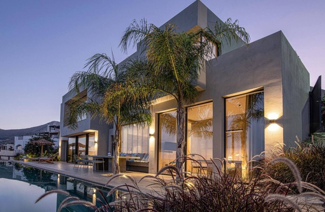 Unique Design 3 bedroom villa with access to the beach