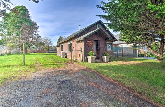Unique Dog-Friendly Log Cabin: Short Walk to Ocean