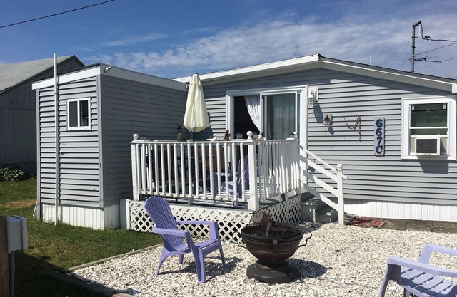 Unique East Matunuck Cottage