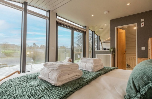 Unique Eco Studio Pod on Old Chalford Estate!
