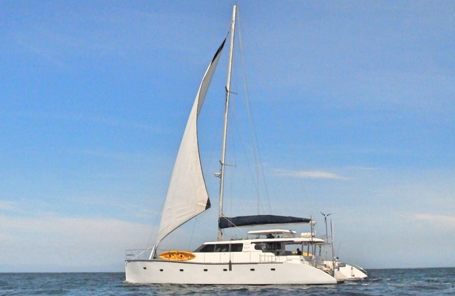 Alojamiento único y divertido en un barco en el paraíso.