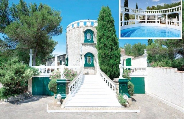 Unique hilltop villa in Provence, stunning private pool, 6+bdrms + optional gite