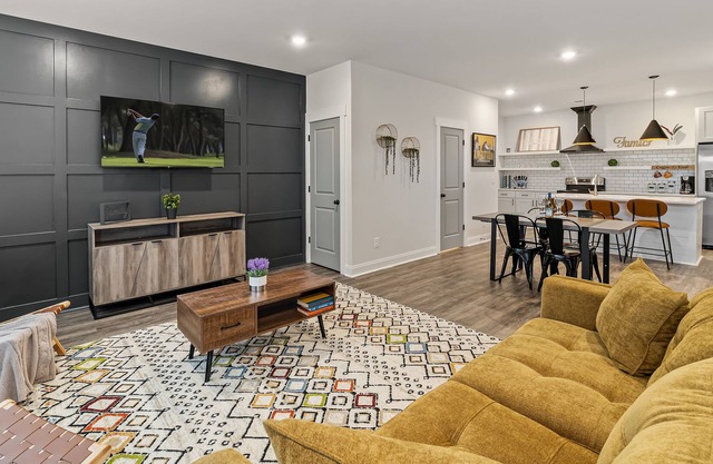 Unique Home - Great Location - Sleep up to 36 with Adj. Units