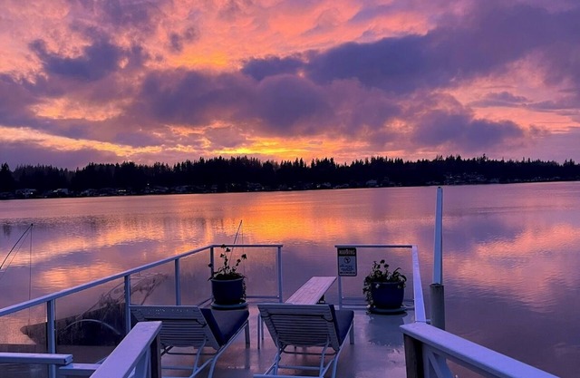 Unique Lake Goodwin Waterfront Cabin with Hot Tub, Fire Pit & Large Deck