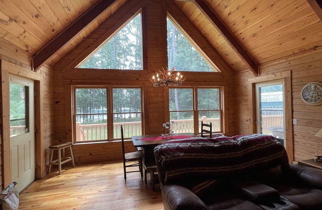 Unique lakefront 3 BR cabin directly on Lake Hartwell! 20 min drive to Clemson!