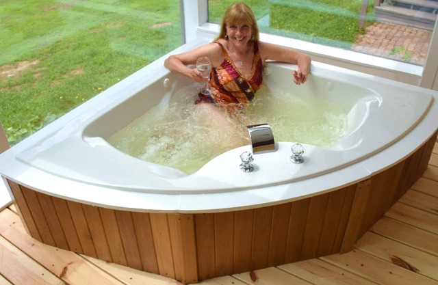 40 acres, casa única, vistas, spa, mascotas, sauna, estanque, pesca y canoa