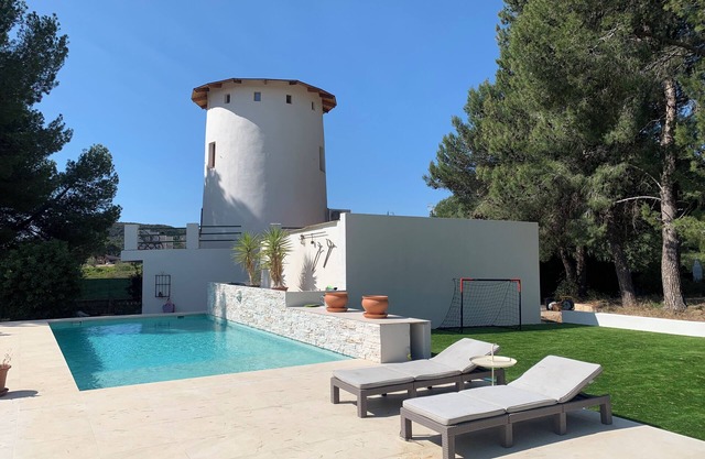 Unique luxury accommodation with pool close to Valencia