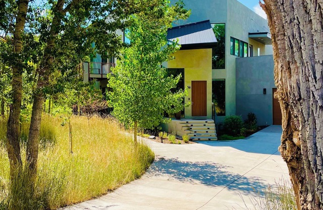 Modern, Peaceful 5 star home
