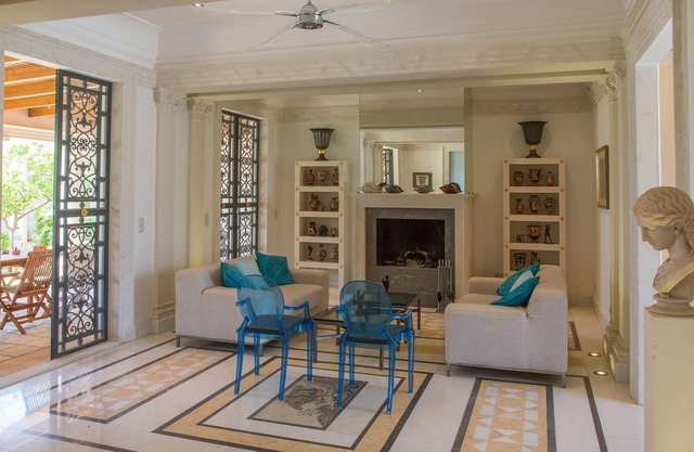 Villa única de estilo neoclásico de 10 frente a la playa