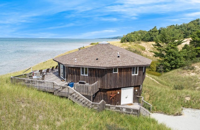 Exclusiva casa de campo octágono en el lago Michigan, rodeado de dunas y un parque del condado