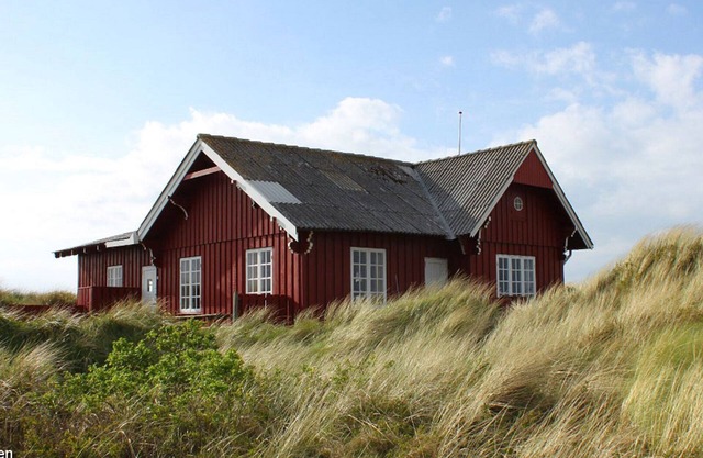 Unique, over one hundred year old vacation home in 1st row to the beach