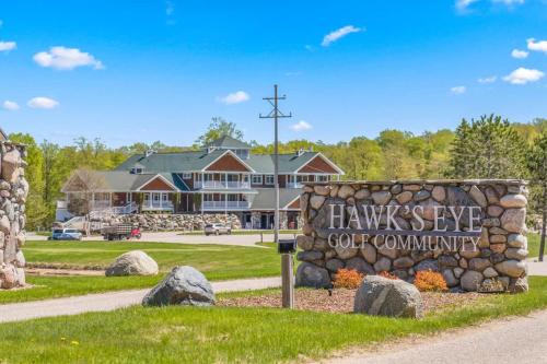 Unique, Personalized open living condo, Golf, SKi, near Shanty Creek, WIFI