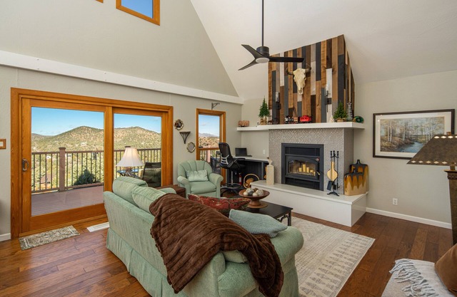 Unique, private mountain home, stunning views, king bed suite, dog friendly
