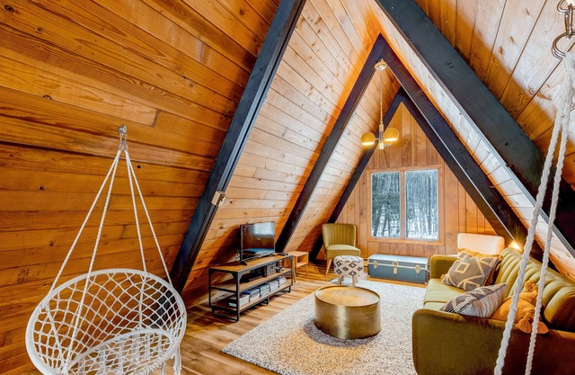 ¡NUEVO LISTADO! ¡Chalet exclusivo para perros con parrilla de gas, hoguera y bañera de hidromasaje privada!