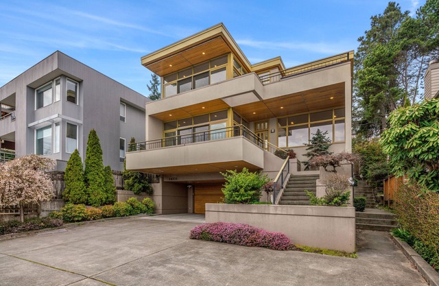 Unique Seattle Gem: 5 bedrm w/ stunning lake views