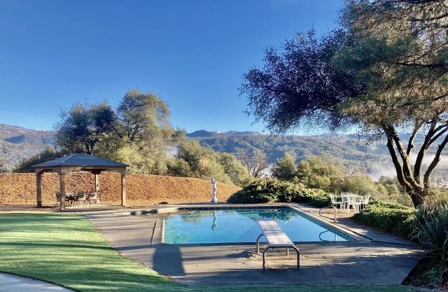 Unique Space, Views, Pool, Fireplace, Close to Yosemite & Town