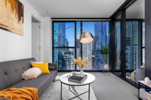 Unique & Spacious Retreat - Cozy Balcony City View