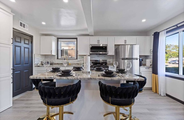 Unique / Stylish W/ HotTub 3-bedroom in Oak Park with AC, WiFi