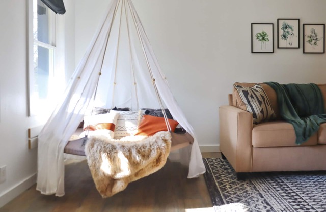 UNIQUE TiiPii Bed - Pets and Parking