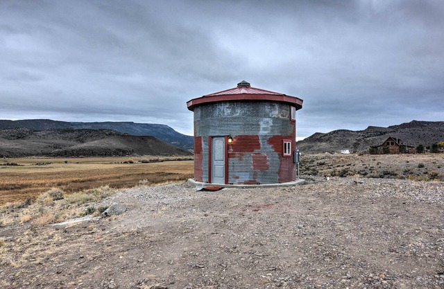 ¡NUEVO! Cabina de hojalata única con vistas Mtn en antimonio!
