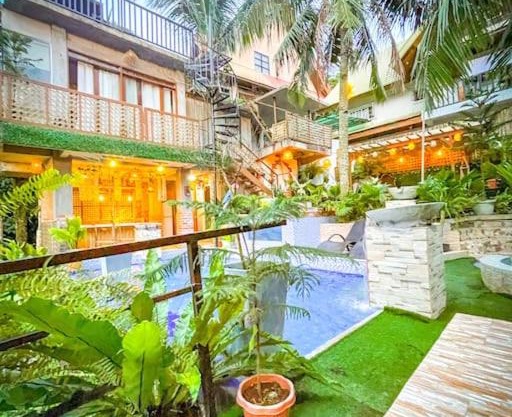 Unique Vacation House in Tagaytay with Pool (up to 14 Pax)