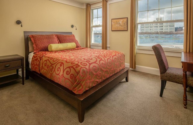 Unique Victorian Room w/ Heated Bathroom Floor & Rooftop Views in Downtown